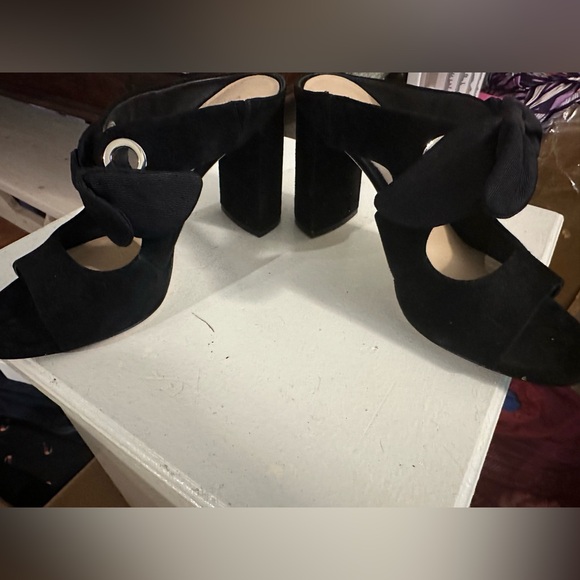 Antonio Melani suede bow heels - Picture 3 of 4